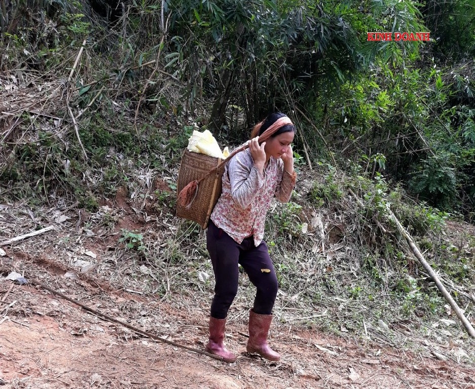 Đeo những gùi măng nặng trên vai là đeo cả khát khao đổi đời của người dân nơi đây.