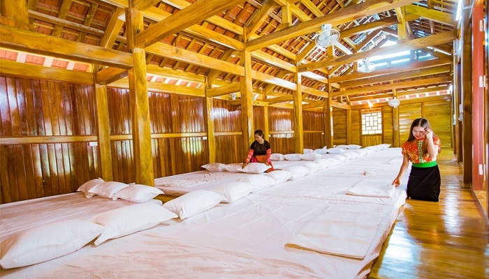 Nhà sàn sẵn sàng đón khách.