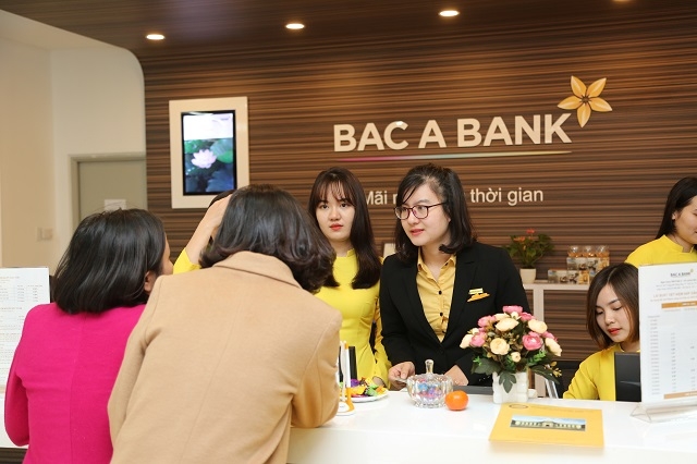 Khách hàng đến giao dịch tại BAC A BANK Chi nhánh Bắc Ninh trong ngày khai trương.