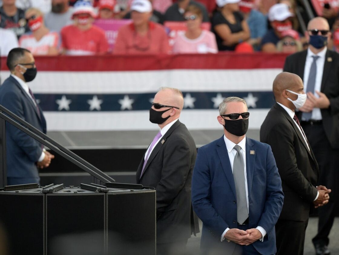 Các nhân viên Mật vụ theo dõi đám đông khi Tổng thống Donald Trump phát biểu trước những người ủng hộ ông trong cuộc mít tinh vận động tranh cử tại Sân bay Quốc tế Ocala vào Thứ Sáu, ngày 16 tháng 10 năm 2020, ở Ocala, Florida. Phelan M. Ebenhack / Ảnh AP