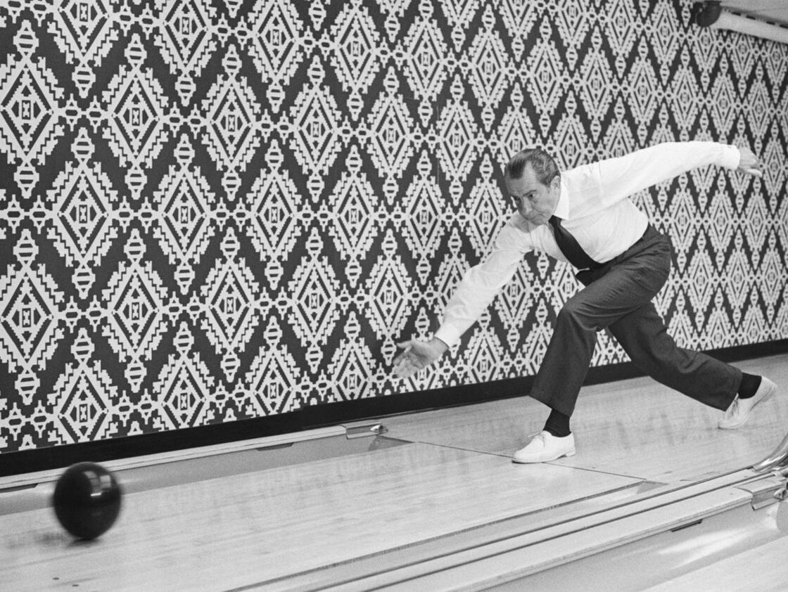 Hình ảnh Tổng thống Nixon tập trung khi ném quả bóng bowling xuống lối đi của Tòa nhà Văn phòng Điều hành vào ngày 17/9. Tuy nhiên, máy quay bắt được cú sút chân trái của ông Nixon đi quá đường phạm lỗi. Bettmann / Getty
