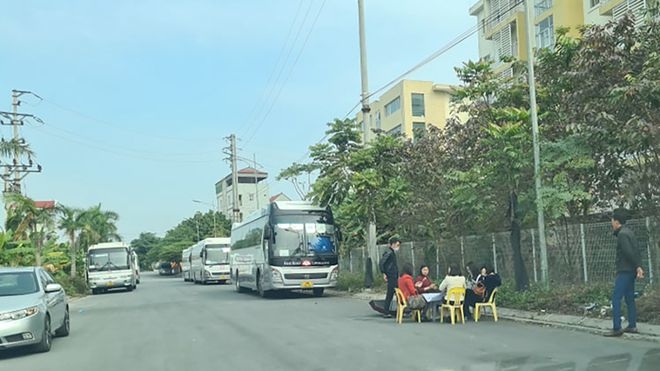 Môi giới kê bàn rao bán đất ngay bên đường