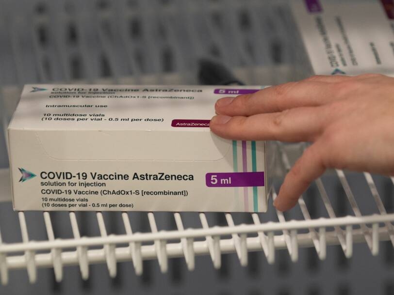 Một hộp vắc xin AstraZeneca / Oxford tại một trung tâm tiêm chủng ở Anh.
