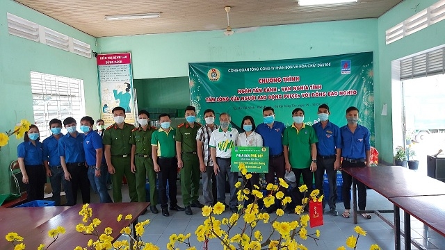 Công đoàn Tổng công ty Phân bón và Hóa chất Dầu khí (PVFCCo – đơn vị sản xuất kinh doanh phân bón Phú Mỹ) đã tiếp tục thực hiện chương trình “Ngàn tấm bánh, Vạn nghĩa tình”.