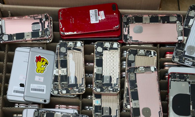 Các đối tượng tháo rời nhiều bộ phận của chiếc điện thoại để qua mắt lực lượng chức năng.