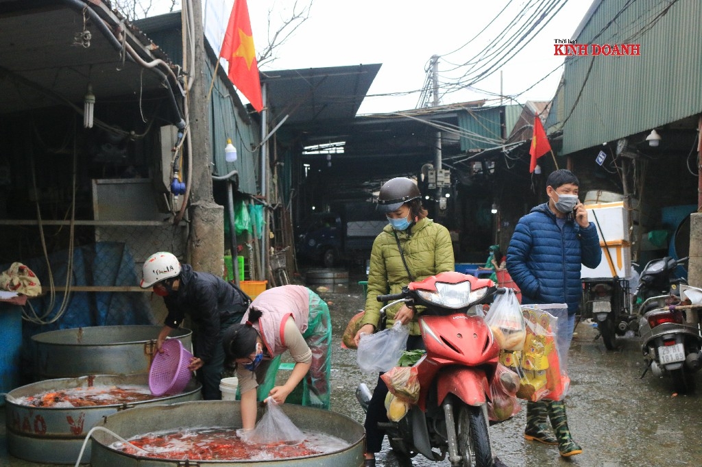 Người dân vào chợ tuân thủ quy tắc phong dịch, nhiều người còn chọn mua online để hạn chế đi lại và đảm bảo an toàn.