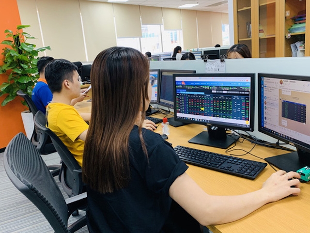 Câu nói chứng khoán là sân chơi cho những người hay quên không sai khi vừa mới bán sàn trong sợ hãi các nhà đầu tư đã rất nhanh chóng xuống tiền mua giá cao với sự hưng phấn tột độ.