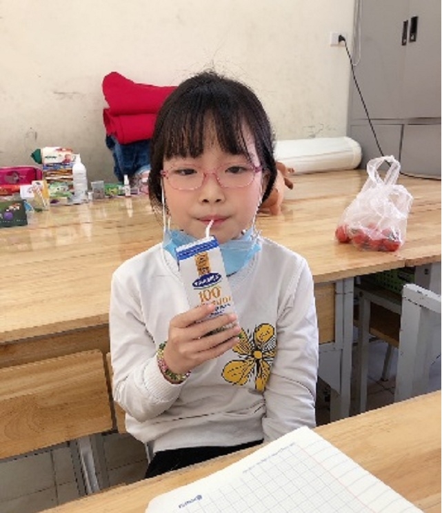 Những hộp sữa đã đến với các em học sinh tại trường Xuân Phương. Mỗi bé sẽ được bổ sung 2 hộp sữa mỗi ngày.