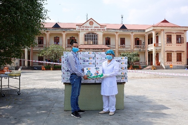 Gần 300 thùng sữa cũng đã được Vinamilk chuyển đến tận tay các em học sinh tại các điểm cách ly tập trung ngay tại “tâm dịch” Hải Dương trong ngày 5/2.