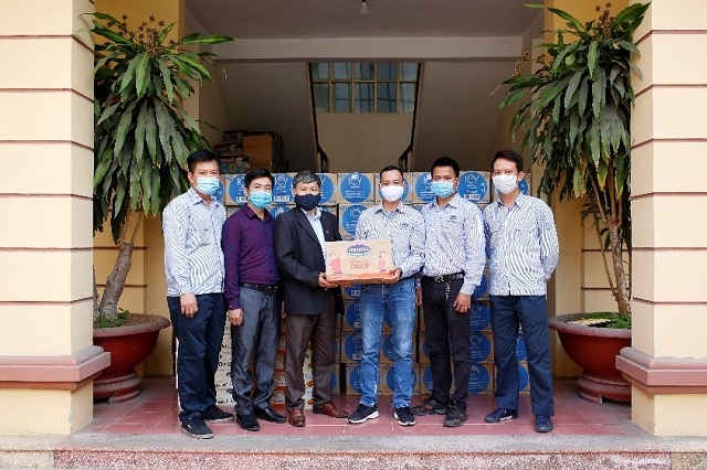 Đại diện Mặt trận Tổ quốc tỉnh Hải Dương nhận các sản phẩm sữa, nước uống được trao tặng từ công ty Vinamilk.