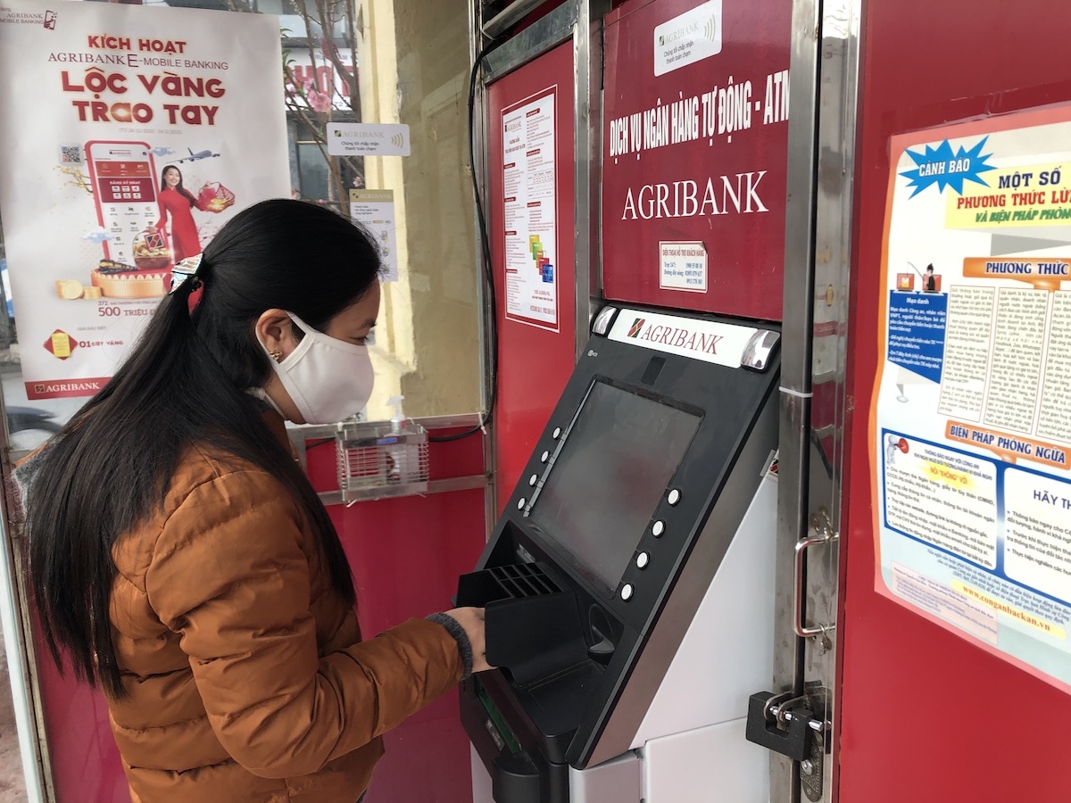 Nhu cầu rút tiền tại các cây ATM tăng cao trong dịp Tết Nguyên đán.