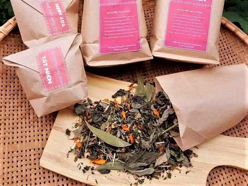 1 bịch lá thơm (3 gói nhỏ) có giá 80 nghìn đồng cháy hàng dịp Tết.