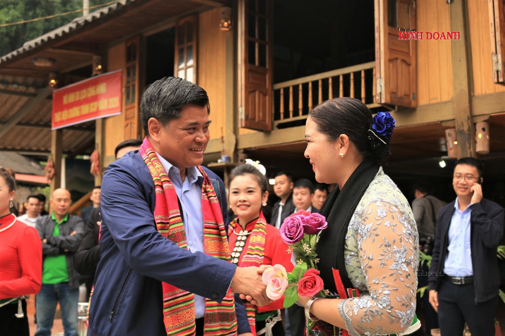 Thứ trưởng Bộ NN&PTNT Trần Thanh Nam đến thăm, động viên các mô hình du lịch cộng đồng.