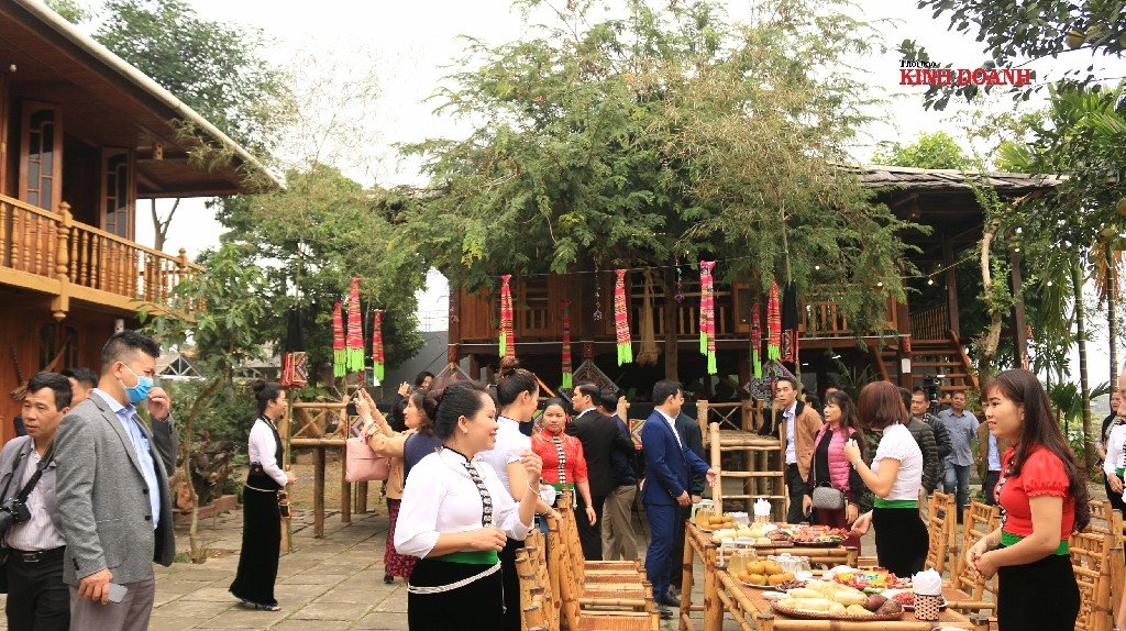 Người Thái ở Mường Lò vẫn giữ được những nét đăc trưng về kiến trúc, trang phục, văn hóa...