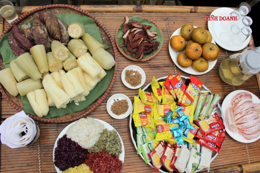 Homestay tiếp đãi du khách bằng những món ăn đặc sản như ngô nếp nương, xôi ngũ sắc, thịt lợn gác bếp...
