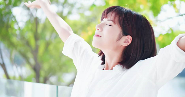 Nên tranh thủ không khí trong lành buổi sáng, khi tập thể dục thì thực hiện động tác thở mạnh hít sâu