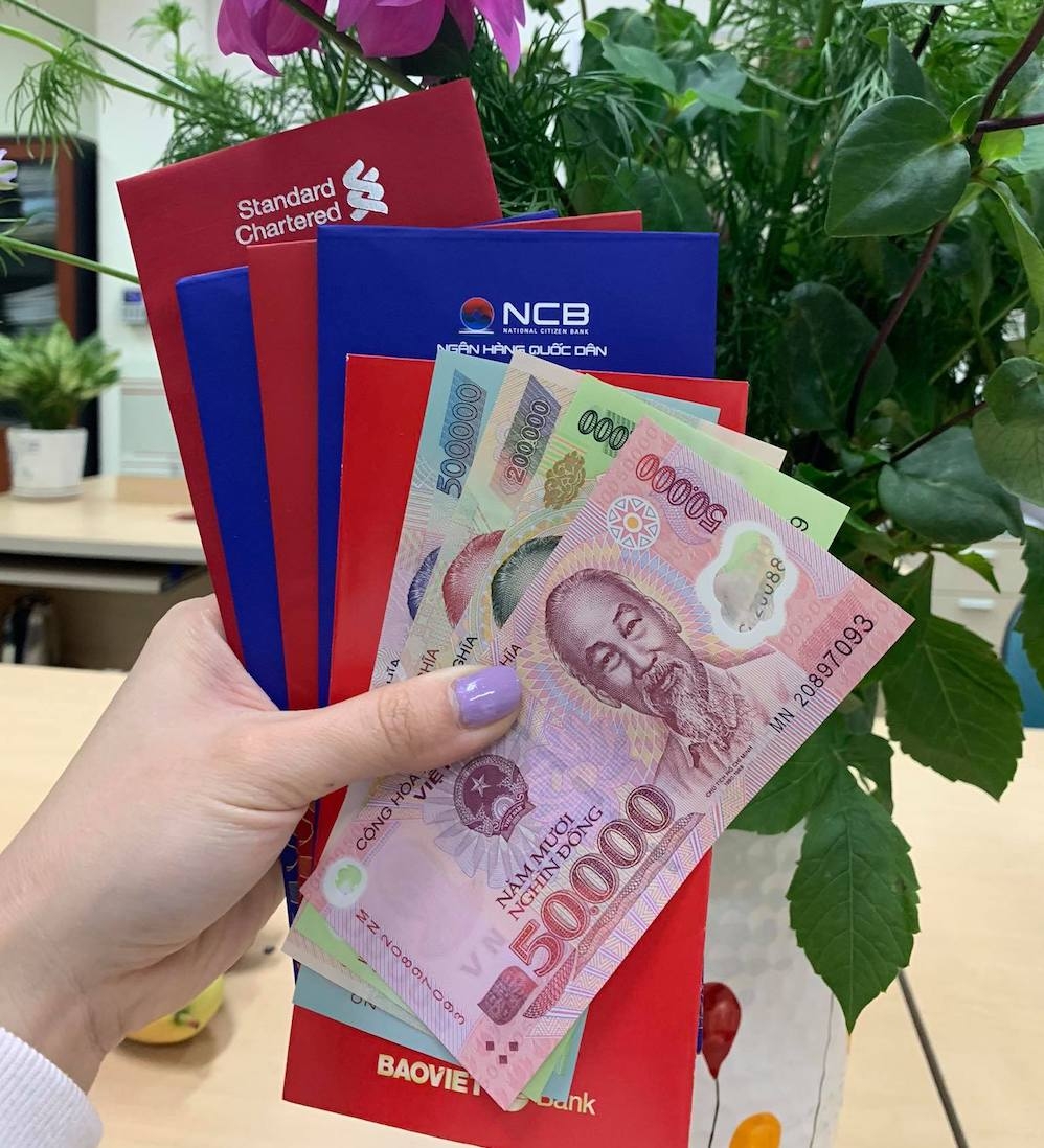 Nhiều ngân hàng chi tiền tỷ lì xì cho khách hàng gửi tiết kiệm đầu năm.