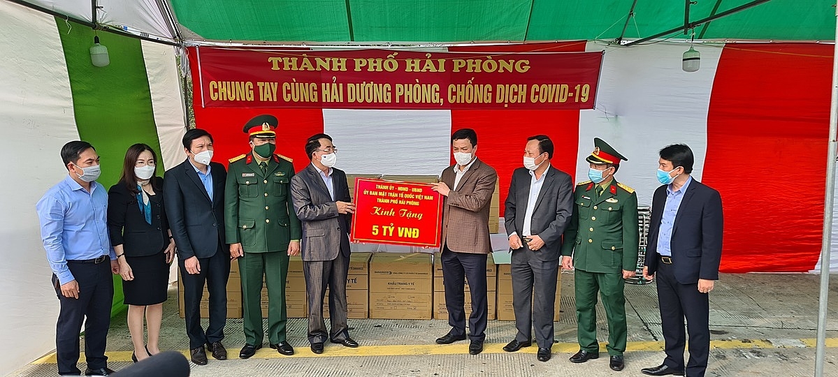 Đại diện lãnh đạo thành phố Hải Phòng trao tặng tiền và khẩu trang cho đại diện lãnh đạo tỉnh Hải Dương.