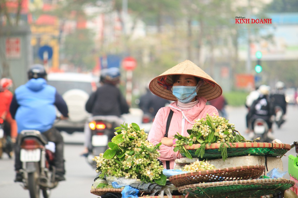Hoa bưởi năm nay bán chậm, tiểu thương ngán ngẩm chờ khách.