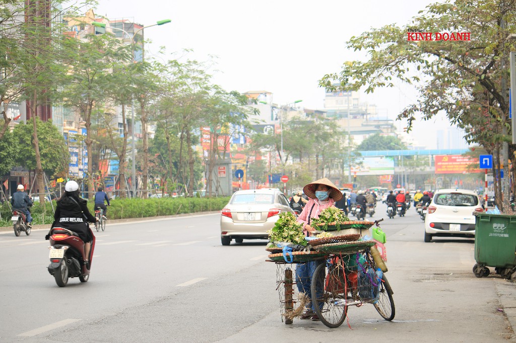 Những chiếc xe đạp chở hương hoa bưởi rong ruổi khắp phố phường Hà Nội.