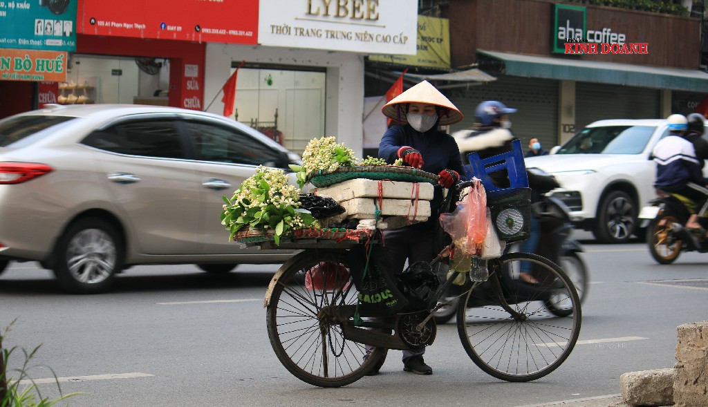 Trên phố chỉ lác đác vài người bán hàng rong.