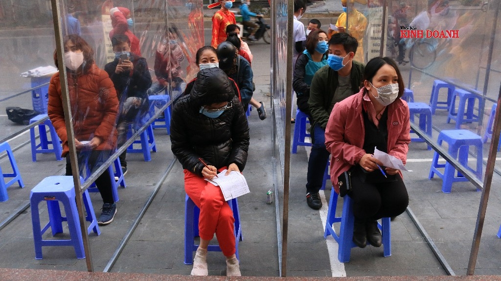 Cửa hàng chuẩn bị những vách ngăn nhằm hạn chế tiếp xúc giữa khách hàng. Do tác động của dịch Covid-19, lượng khách hàng mua vàng trực tiếp giảm, hoạt động mua vàng trực tuyến lên ngôi.