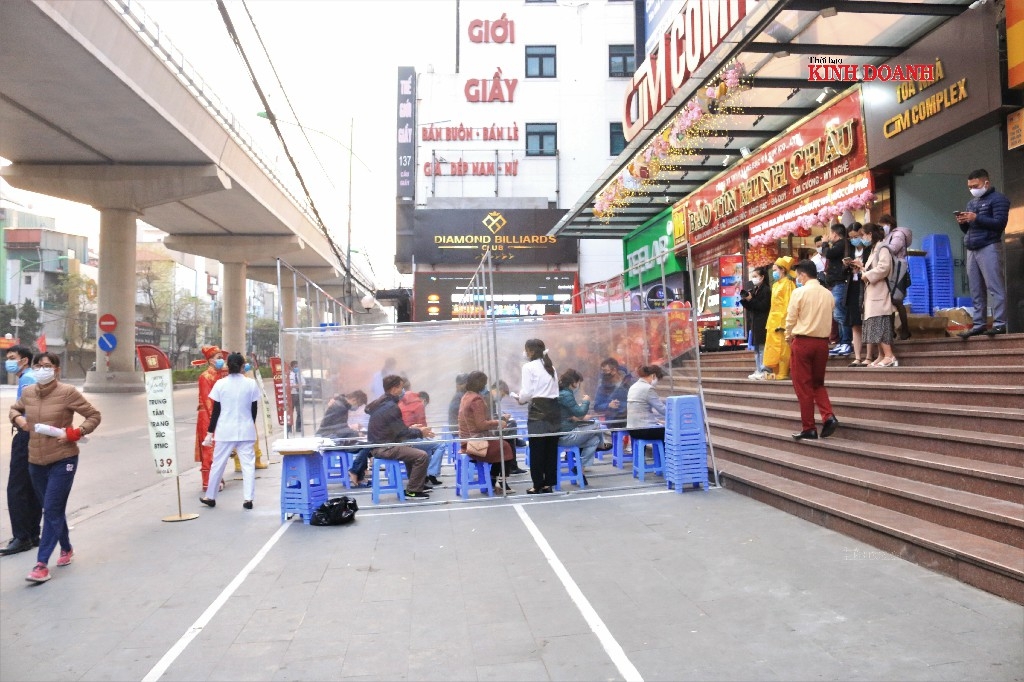 Với tâm lý mua vàng vào ngày mùng 10 tháng Giêng (Ngày vía Thần Tài) sẽ mang lại may mắn, từ sáng sớm, nhiều người đeo khẩu trang, xếp hàng chờ mua vàng. 6h30 sáng tại một cơ sở bán vàng ở Cầu Giấy, người dân xếp hàng, khai báo y tế để mua vàng cầu may.