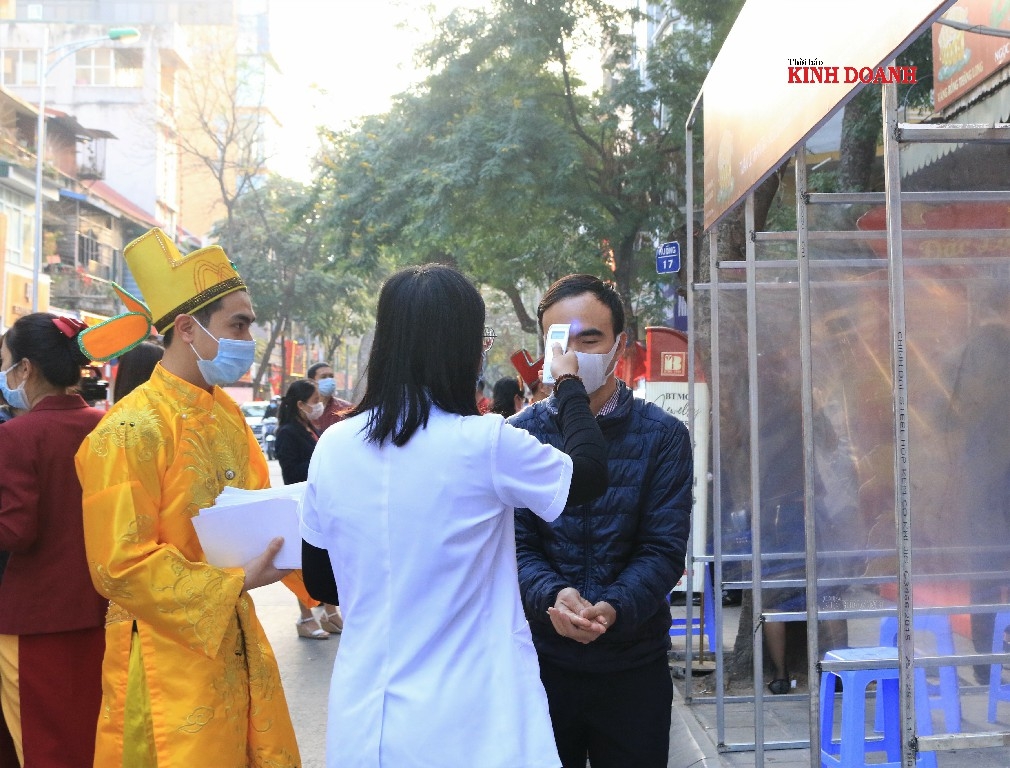 Trước khi vào giao dịch, tất cả khách hàng được kiểm tra thân nhiệt, rửa tay sát khuẩn, đảm bảo các yêu cầu an toàn, phòng chống dịch.