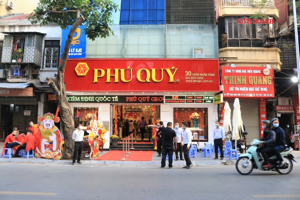 Sáng sớm Ngày vía Thần Tài, nhiều cửa hàng vàng lớn mở cửa đón khách. Theo đó, giá vàng SJC đã được nhà vàng điều chỉnh tăng chiều bán ra, còn chiều mua vào giữ nguyên.