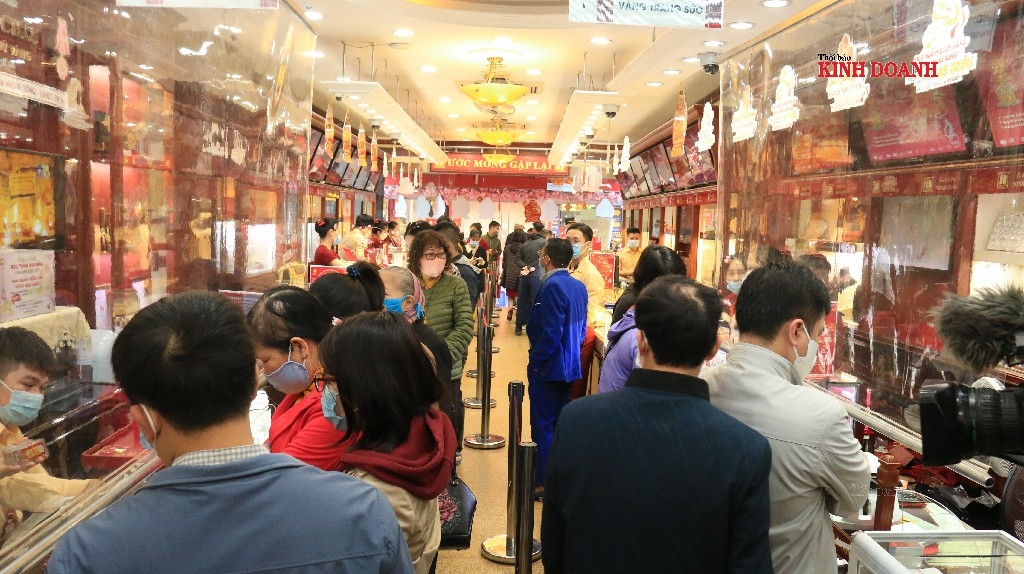 Người dân Thủ đô đang đổ về các cửa hàng kinh doanh vàng bạc đá quý để mua vàng Ngày vía Thần Tài.