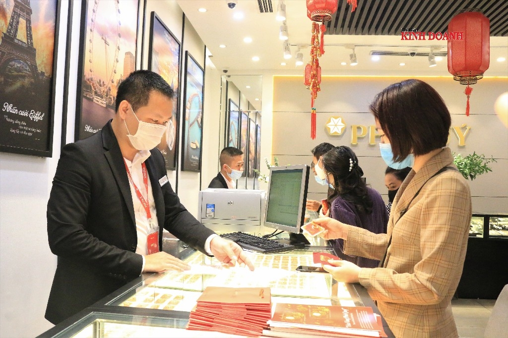 Các giao dịch diễn ra nhanh chóng, khẩn trương. Nhiều cửa hàng còn áp dụng chính sách đặt hàng online, ship tận nhà sau ngày mùng 10.