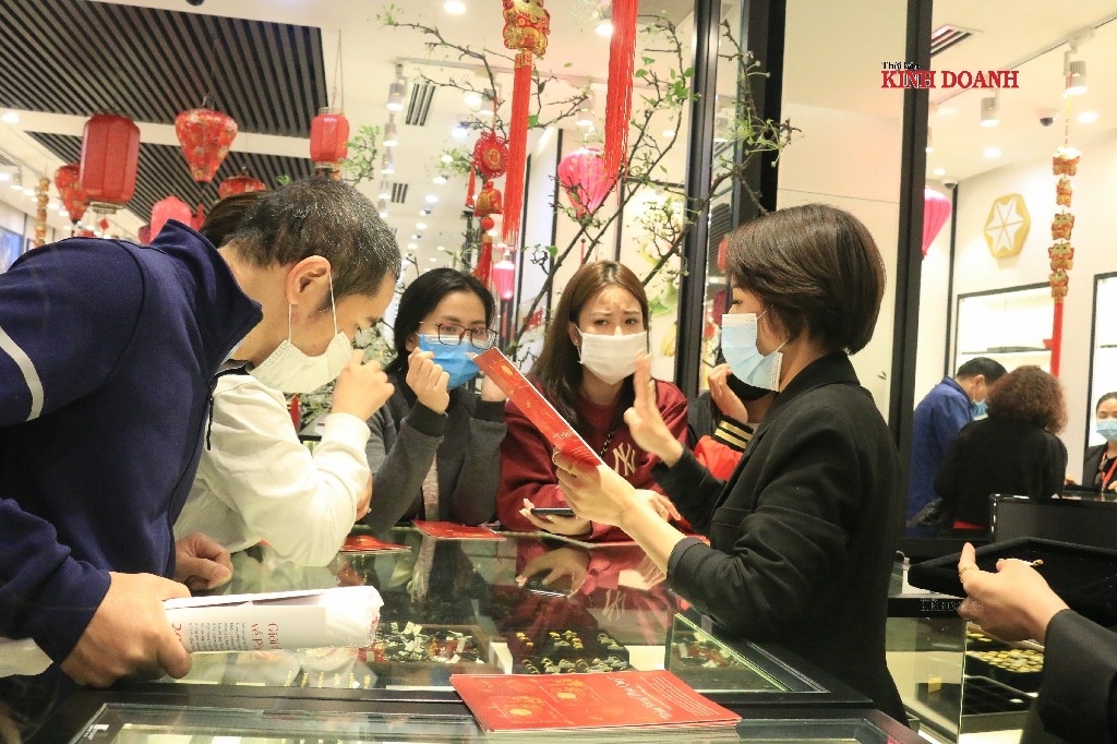 Để chuẩn bị cho dịp Ngày vía Thần Tài năm nay, các cửa hàng hàng cũng đã chuẩn bị một lượng vàng khá lớn và biện pháp phòng dịch an toàn cho khách hàng. Xuân Mai