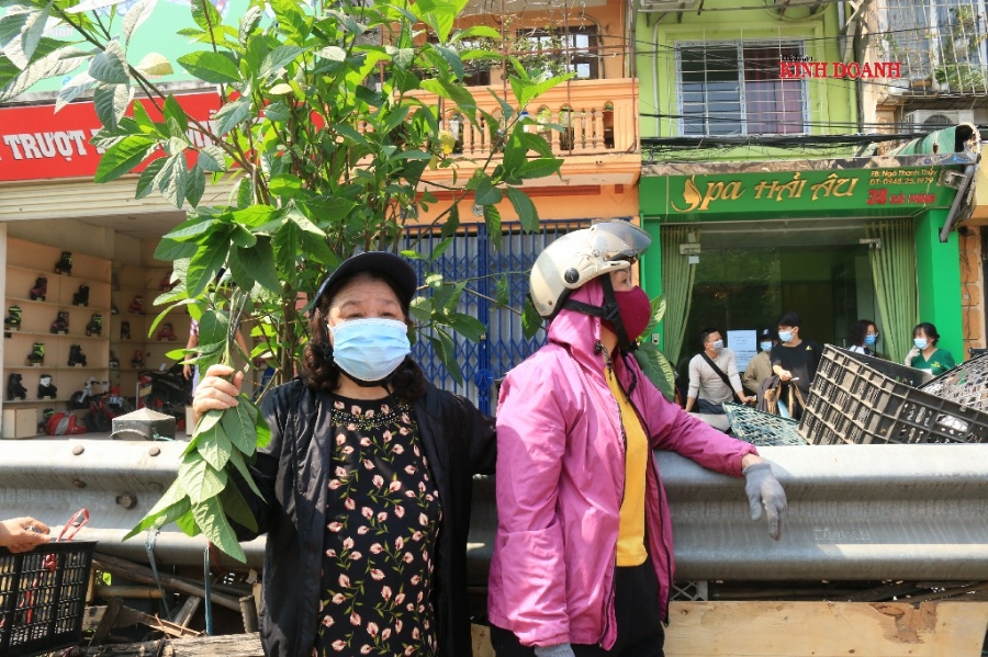 Bà Nguyễn Thị Thơm đã đứng đợi chuyến hàng gần 3 tiếng, chỉ mong ủng hộ bà con quê nhà.