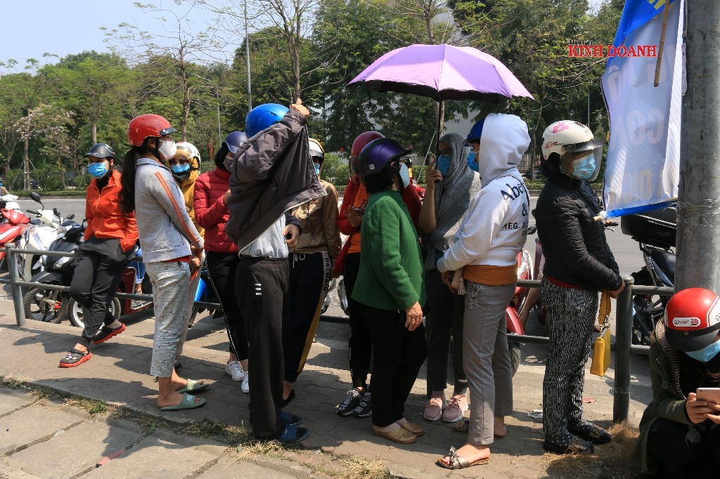 Nhiều người có vẻ mệt mỏi nhưng vẫn kiên trì chờ đợi.