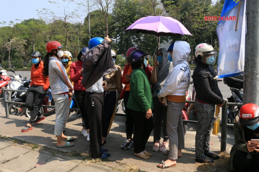 Nhiều người có vẻ mệt mỏi nhưng vẫn kiên trì chờ đợi.