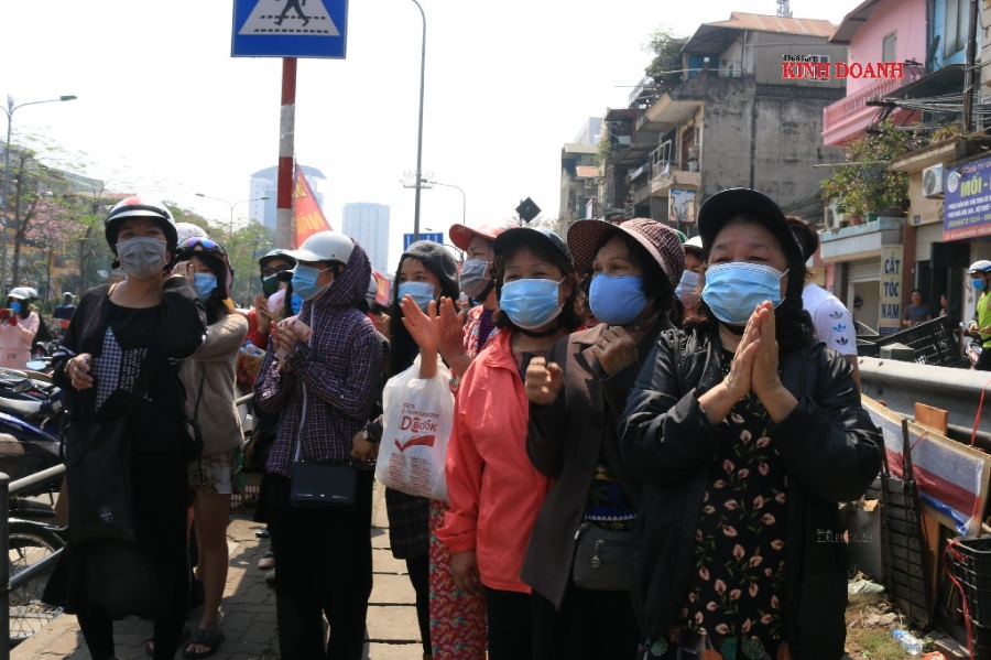 Bà con vỗ tay, hò reo khi chuyến xe về.