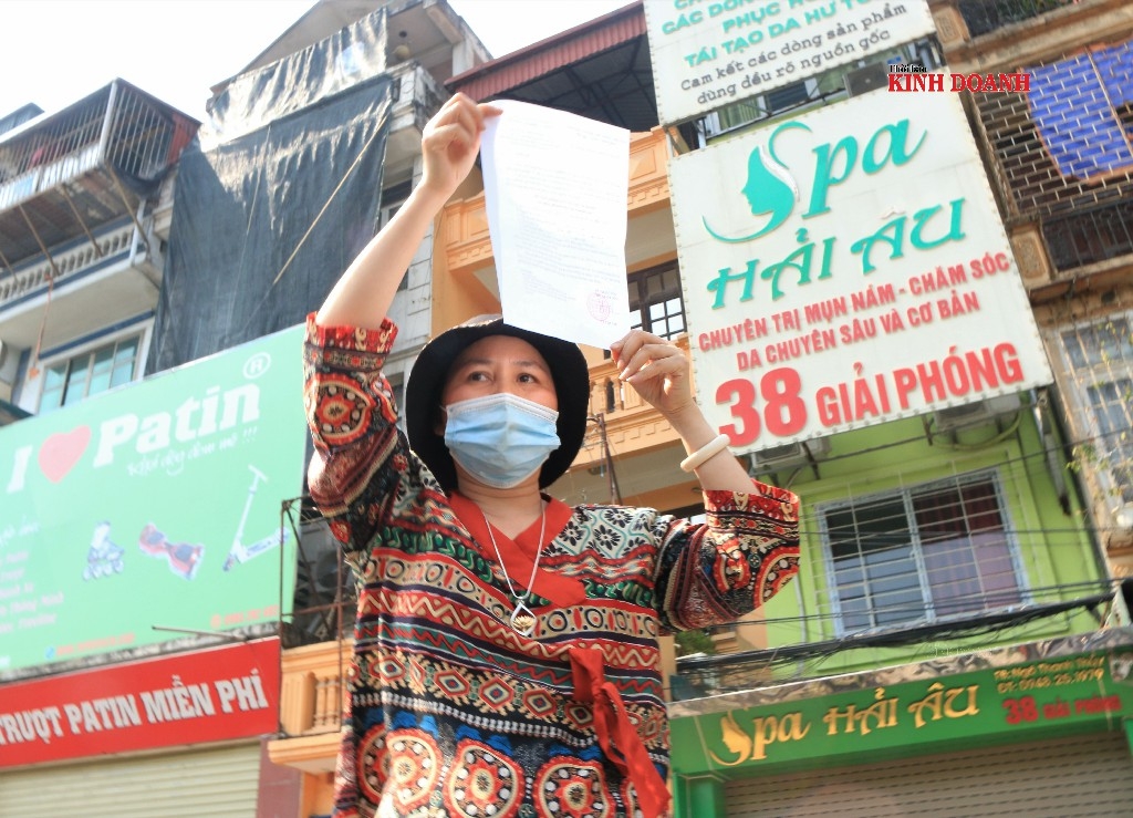 Chị Đỗ Thanh Thủy, đại diện nhóm thiện nguyện công khai thông tin tài xế để người dân yên tâm mua hàng.