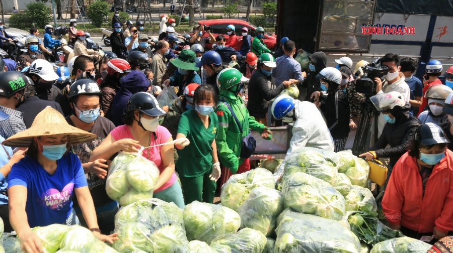 Người dân Hà Nội đổ về phố Giải Phóng, giải cứu nông sản Hải Dương.