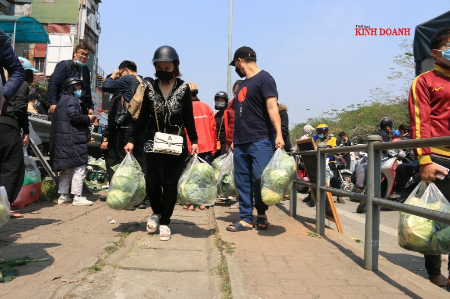 Người dân hồ hởi xách rau củ về nhà.