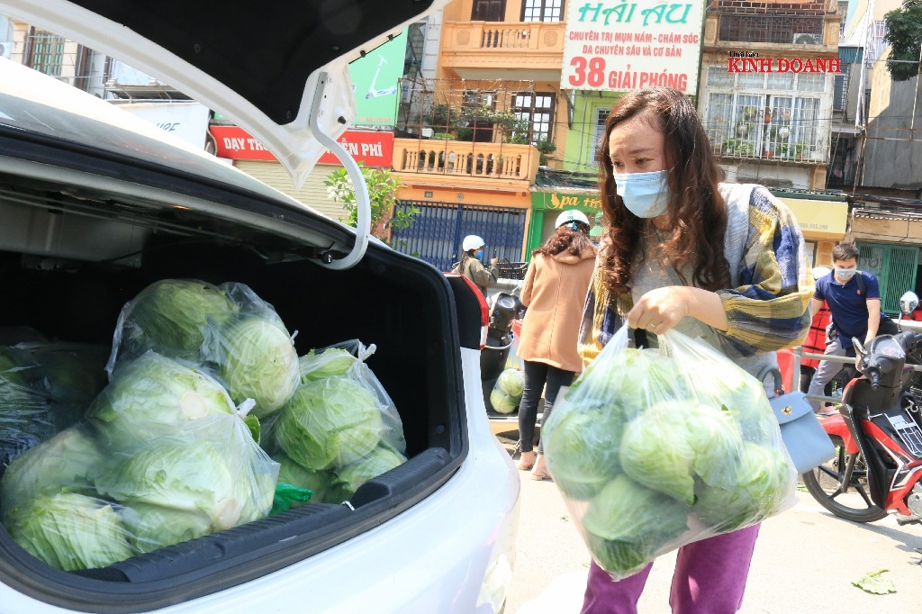 Chị Dung đánh ô tô mua nông sản cho các gia đình ở chung cư 143 Hạ Đình.