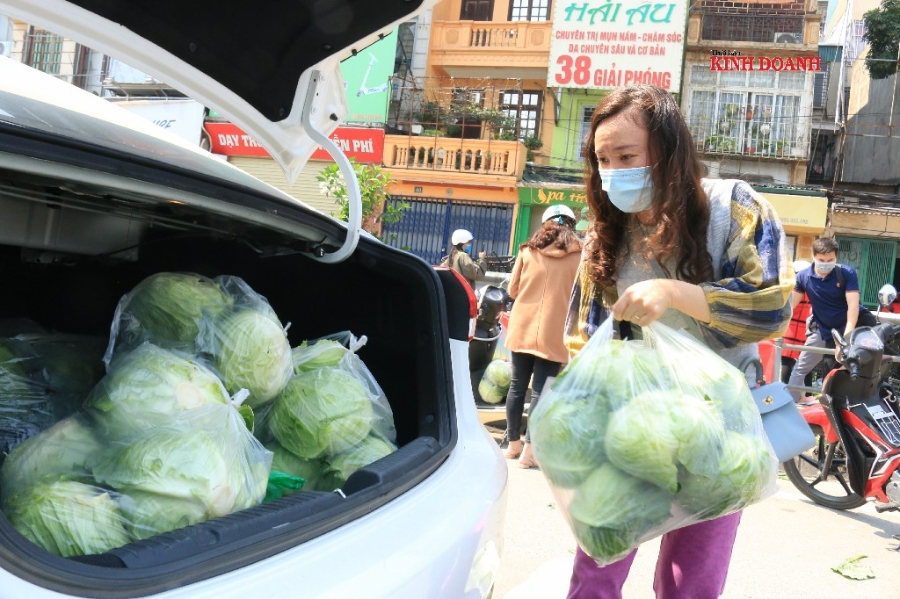 Chị Dung đánh ô tô mua nông sản cho các gia đình ở chung cư 143 Hạ Đình.