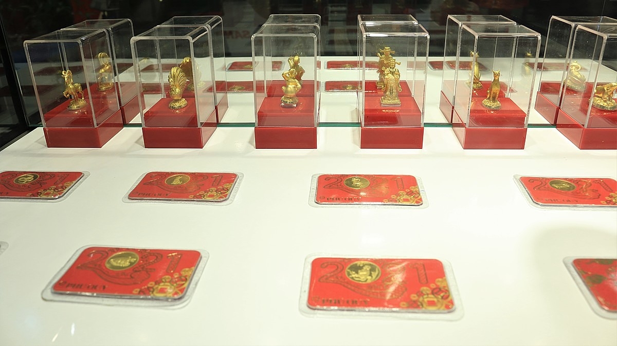 Các mặt hàng vàng ép hình linh vật, thần tài được khách hàng ưa chuộng.