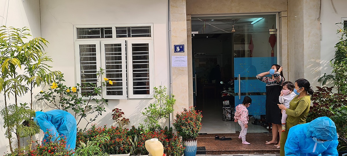 Các nhân viên y tế đang khử khuẩn và thực hiện truy vết F2,F3 của chị ĐTP.