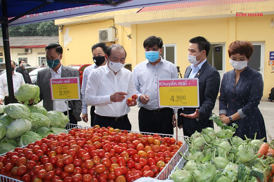 Chủ tịch Liên minh HTX Việt Nam Nguyễn Ngọc Bảo (thứ 3 từ trái sang) và Phó Chủ tịch Liên minh HTX Việt Nam Nguyễn Mạnh Cường khảo sát điểm bán hàng hỗ trợ các HTX ở Hải Dương tại trụ sở Liên minh HTX TP Hà Nội.