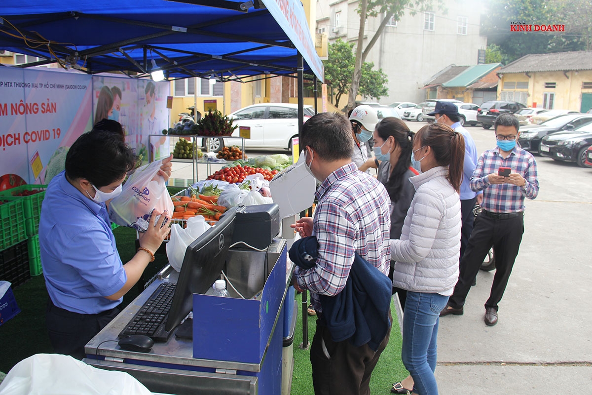 Gian hàng hỗ trợ của Liên minh HTX Việt Nam do Co.opmart bán được đông đảo người dân Hà Nội nhiệt tình mua hỗ trợ.