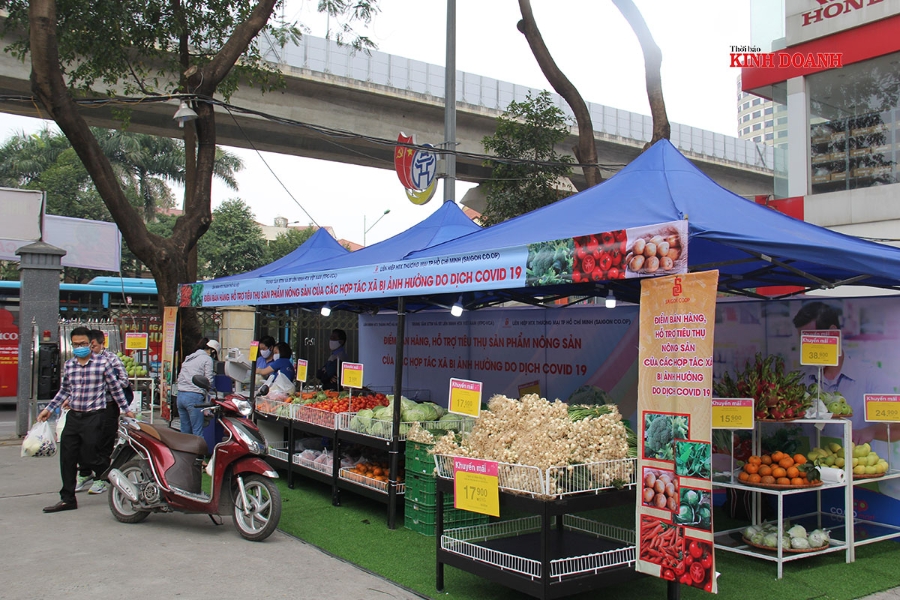 Gian hàng hỗ trợ các HTX tỉnh Hải Dương bị ảnh hưởng bởi dịch Covid-19 tại trụ sở Liên minh HTX TP Hà Nội.