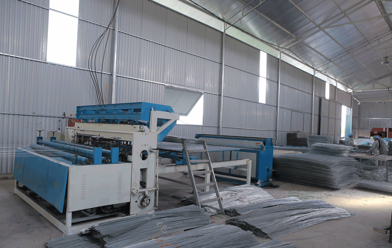 Nhà xưởng sản xuất lồng chim vừa giúp HTX chủ động sản xuất, vừa tạo việc làm cho nhiều lao động.