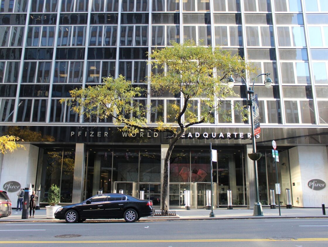 12. Pfizer (Hoa Kỳ) - 8,44 tỷ USD Trong số 20 công ty trên thế giới đã trả cổ tức lớn nhất cho các cổ đông vào năm 2020, có 13 công ty Mỹ.Hãng dược Pfizer nổi bật vào năm 2020 khi hợp tác với BioNTech và trở thành một trong những đơn vị đầu tiên phát triển vắc xin chống lại Covid-19. Coolcaesar / Wikimedia