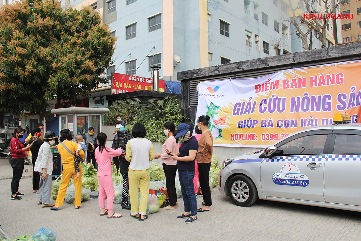 Điểm bán hàng tại đường Nguyễn Xiển, Hà Nội do Thành đoàn Hải Dương, sở Nông nghiệp Hải Dương cùng phối hợp với Công ty Tin tức Việt Nam tổ chức.