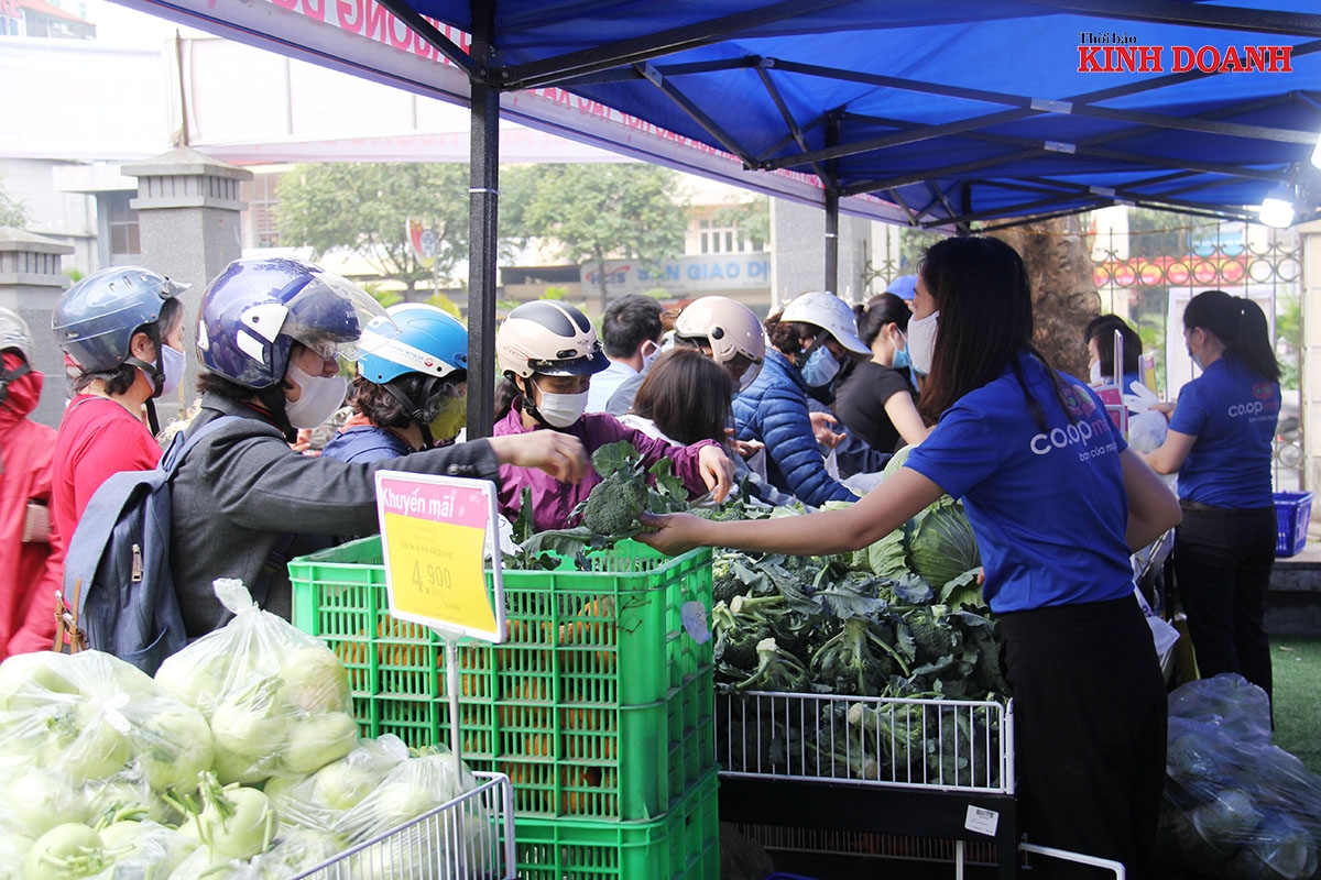 Điểm bán hàng hỗ trợ các HTX tỉnh Hải Dương bị ảnh hưởng di dịch bệnh Covid-19 do Liên minh HTX Việt Nam và Liên minh HTX TP Hà Nội hỗ trợ Co.op Mart Hà Nội ngày 23/2 thu húng đông đảo sự ủng hộ của người dân Thủ Đô.